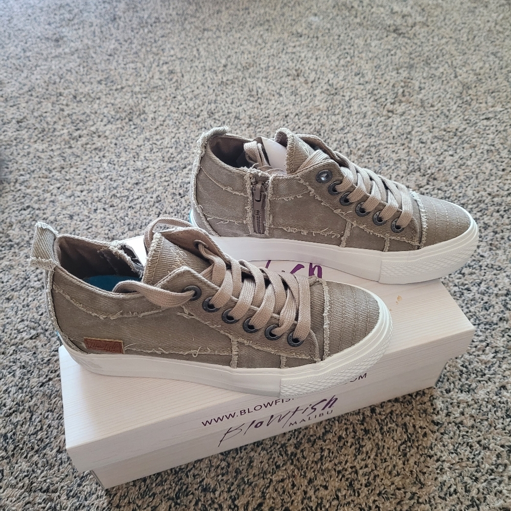 Womens Hipster shoe  NEW!! Size 6 Smoked Twill color with zippers on inside.